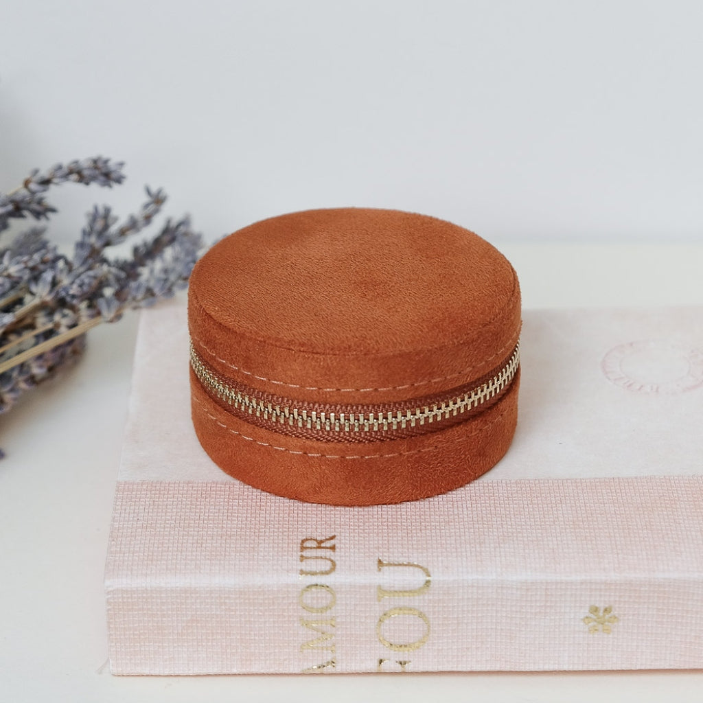 Round Travel Jewellery Case | Yvonne | Velvet | Maison Scarlett